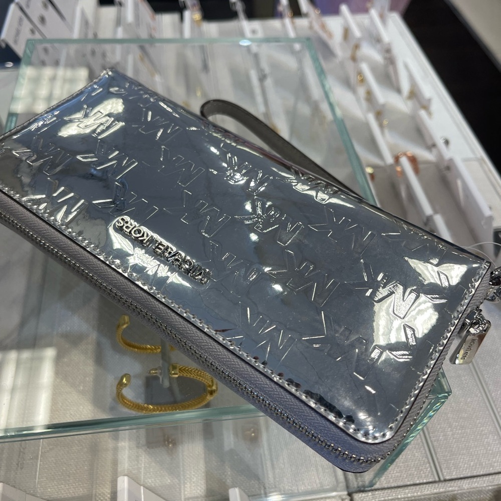 MICHAEL KORS Jet Set Larg Patent Logo Debossed Continental Wallet Wristlet Phone - Picture 13 of 16